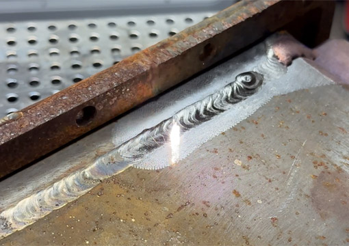 Čistění ocelových svárů